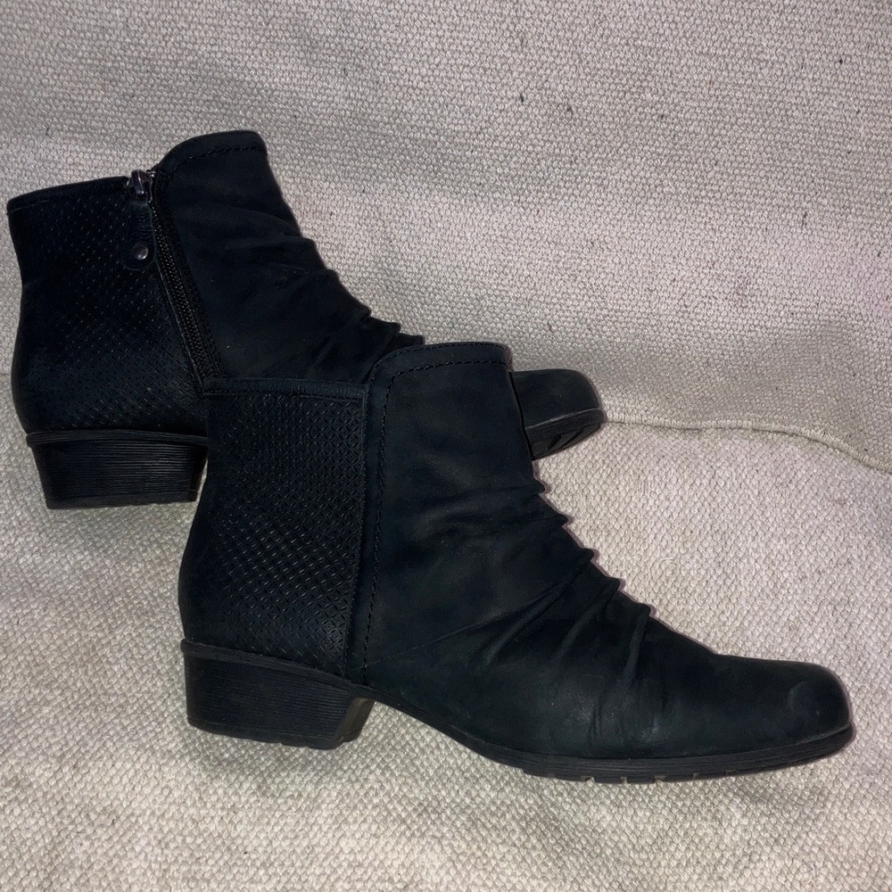 Rockport 7 1/2 wm’s Black leather Booties with side zip and leather footbed